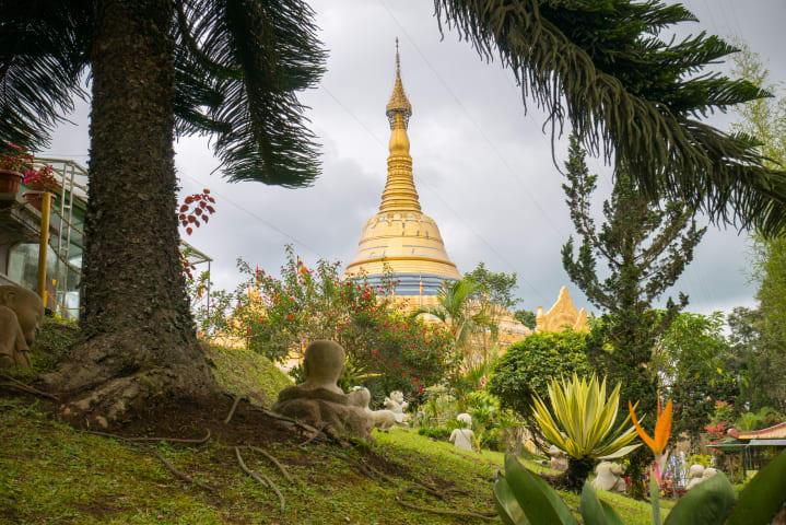 Transfer ins Hochland von Berastagi mit Besuch der größten Gold-Pagode Indonesiens & des lokalen Obstmarkts thumbnail