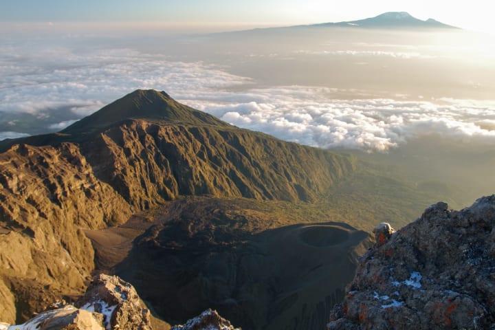 Mt. Meru Trekking: Saddle Hut – Mt. Meru Gipfel (4.566 m) – Momella Gate thumbnail