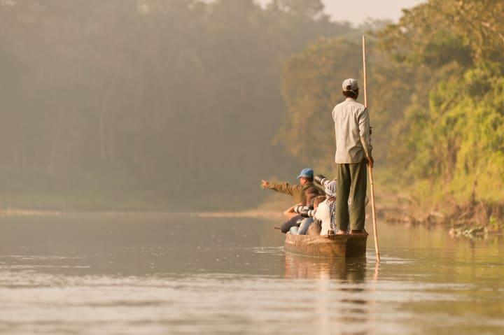 Pirschfahrt im Kanu & Kennenlernen des Tharu-Volks im Chitwan Nationalpark thumbnail