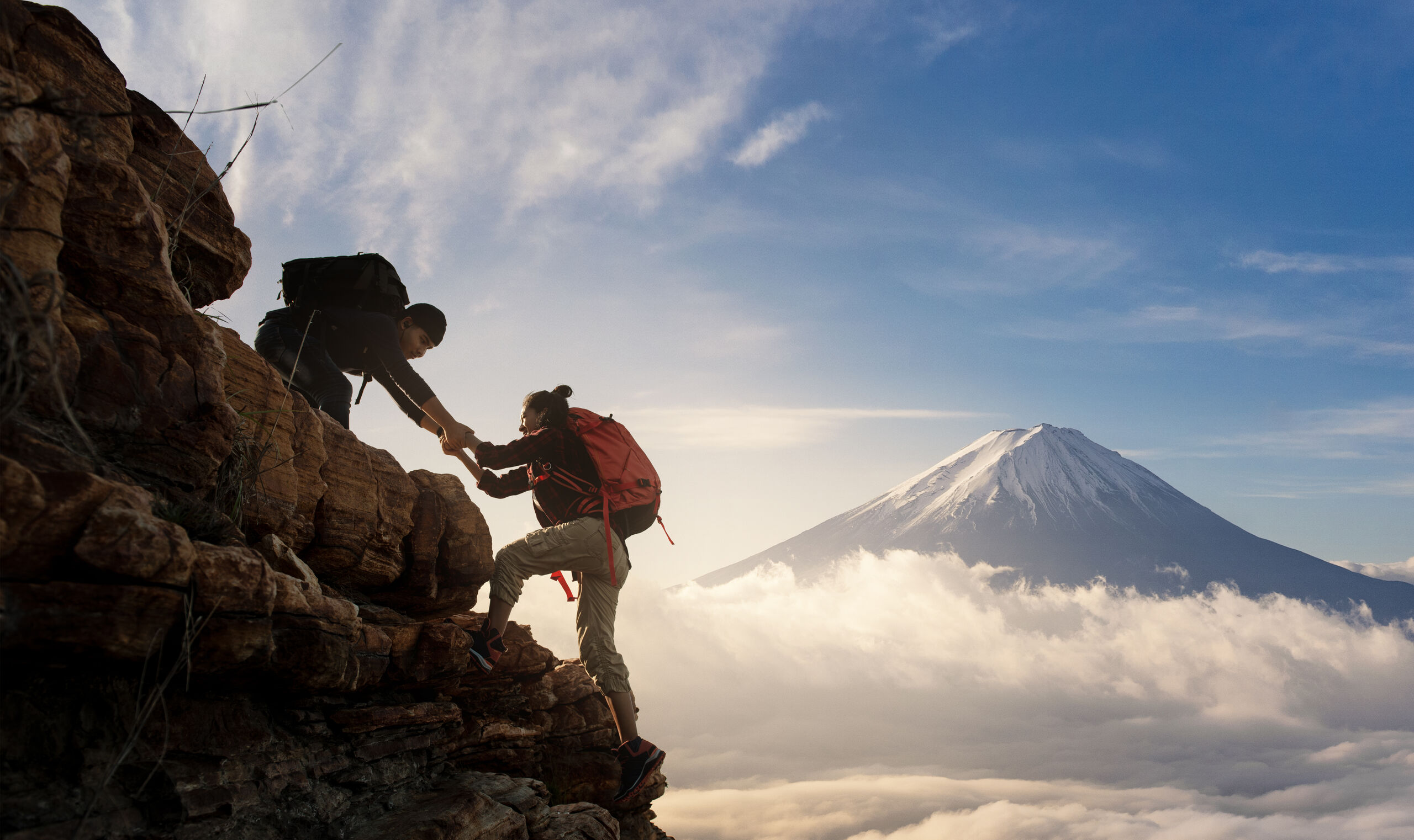 Mountains предложения. Восхождение на гору. Человек в горах. Хайкинг. Хайкинг картинки.