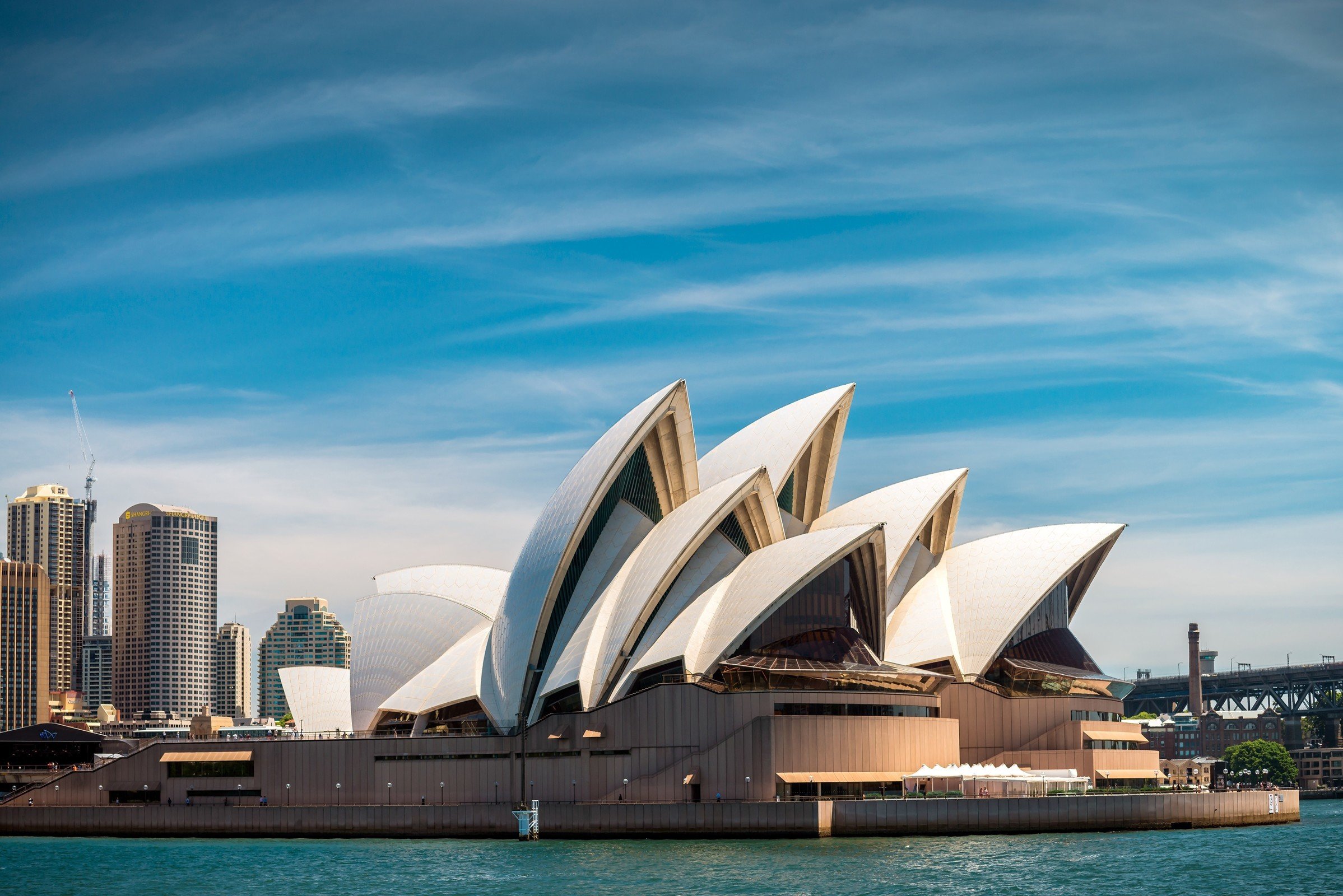 Сидней крупнейший город австралии. Сидней Австралия Сиднейская опера. Оперный театр в Сиднее. Театр в Австралии Сидней. Оперный театр Сидней архитектура.