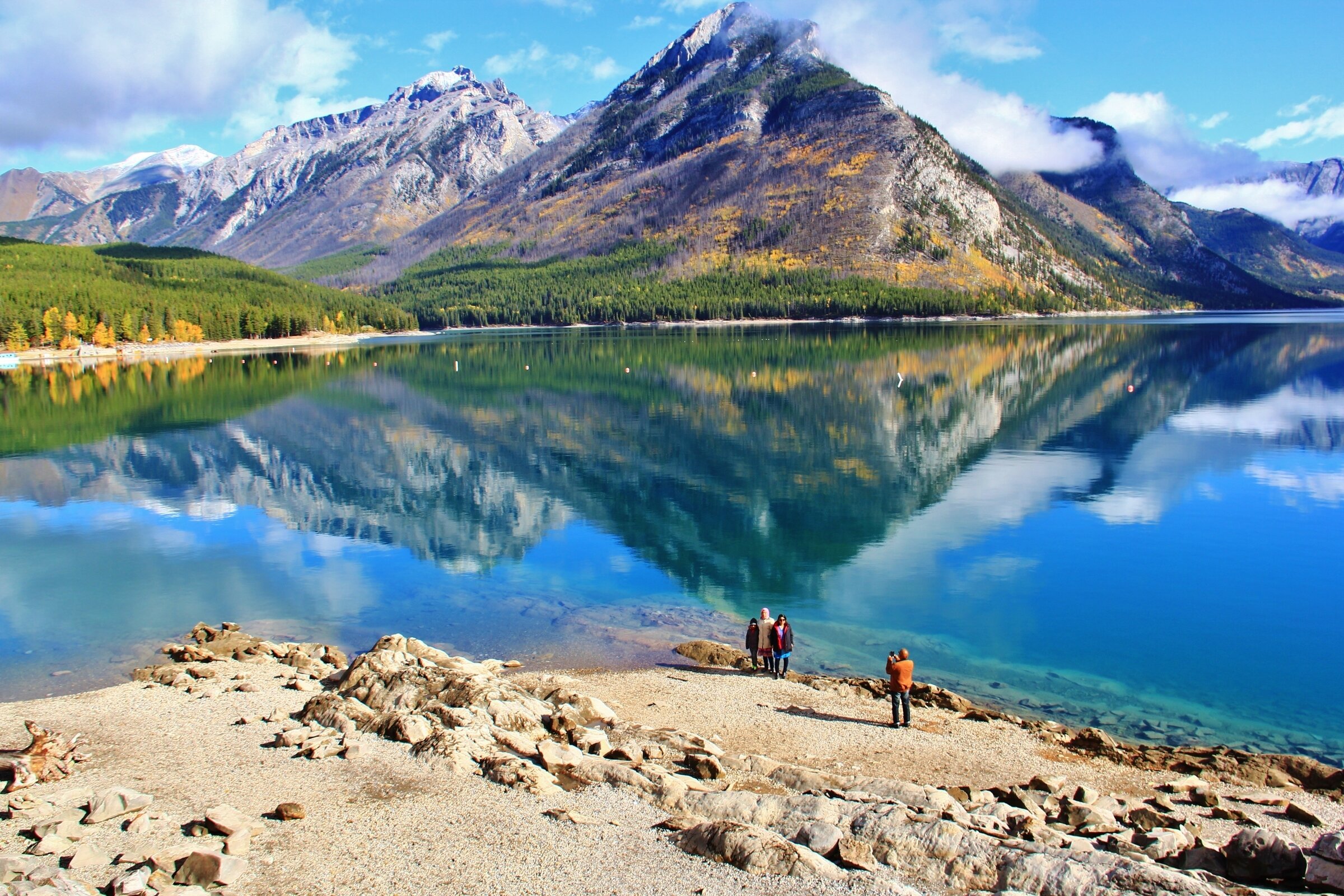 Озера составляют. Озеро минневанка Канада. Минневанка Банф. Lake Minnewanka Sunrise. 3 Lakes.