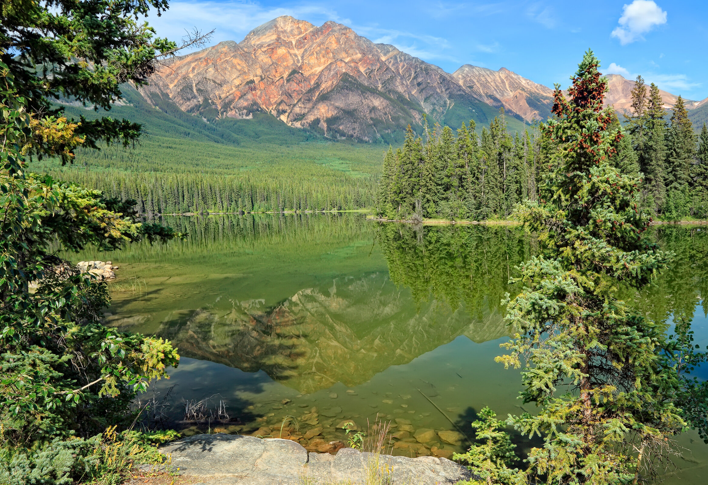 Озеро стена. Rampart Lake.